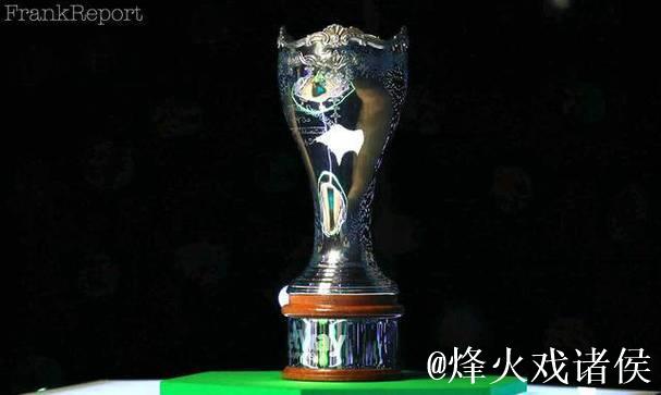 塞尔比捧英锦赛奖杯亮相皇权球场,莱斯特共享荣光 塞尔比捧英锦赛奖杯亮相皇权球场,莱斯特共享荣光