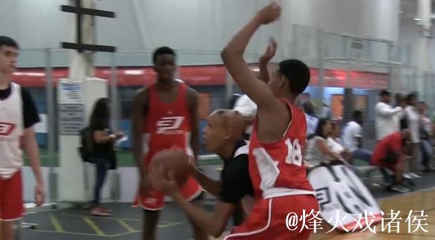 从脱发困扰到撑伞助人：乔丹沃尔什化身无眉侠士